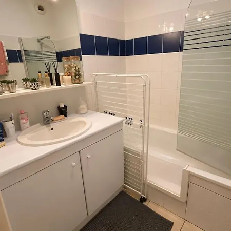 Charming Comfortable 1-bedroom With Balcony & Wi-fi شقة غوجان-ميستراس